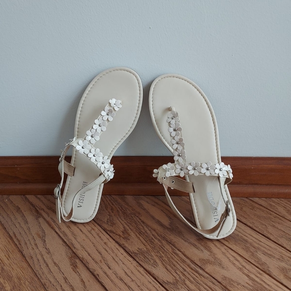 Creamyish white flats - Picture 3 of 5